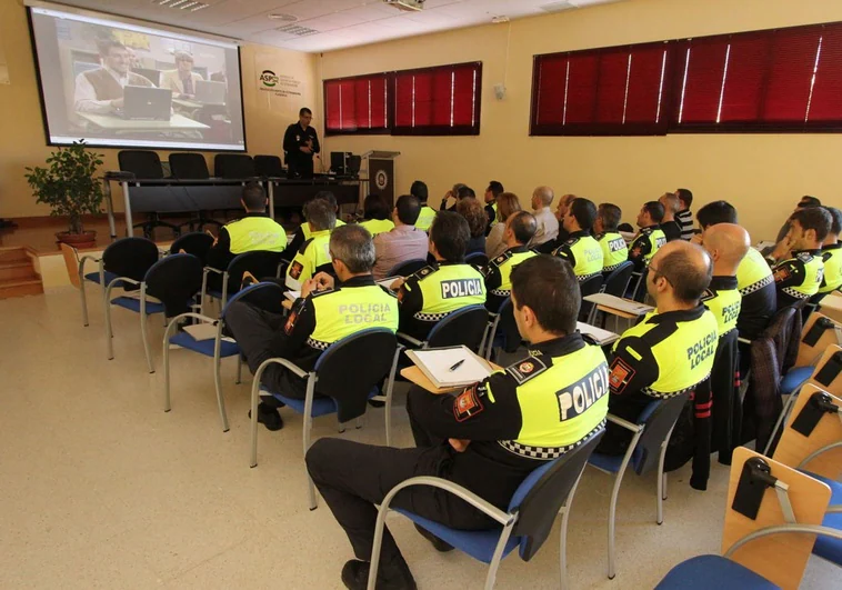 Los municipios extremeños tendrán el próximo curso 102 policías locales más